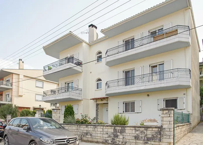 La Casa - Traditionally Elegant Apt 38M2 W Prk Grd
